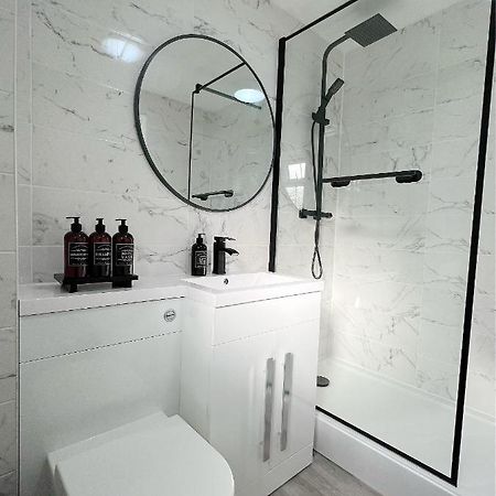 Stunning Apartment In Beckton With Private Entrance London Eksteriør billede