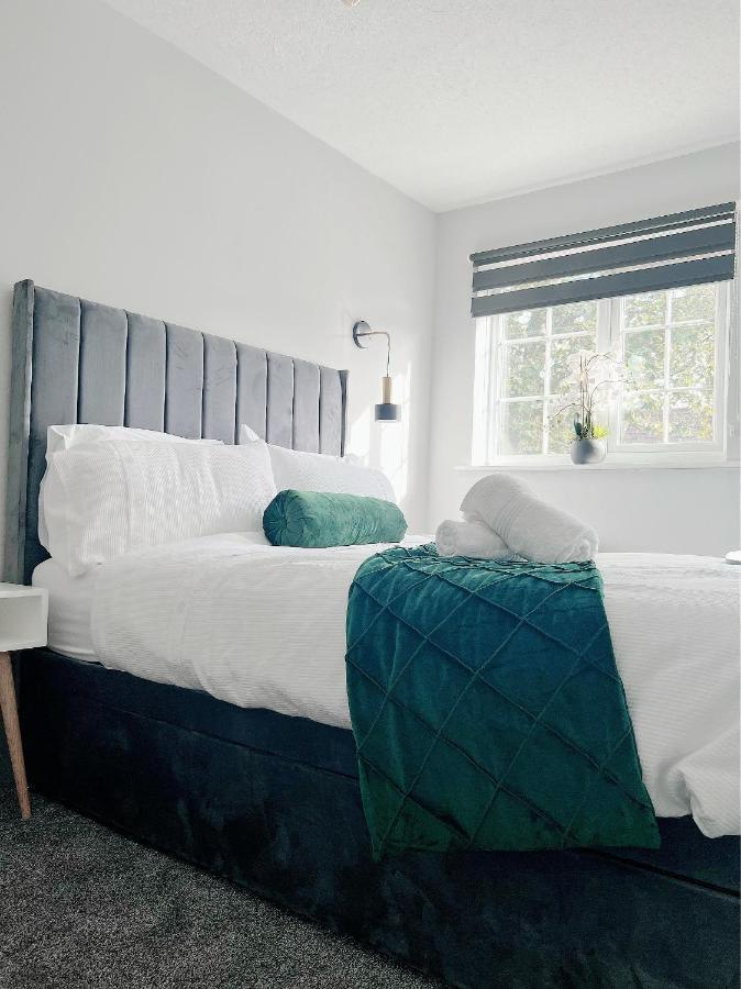 Stunning Apartment In Beckton With Private Entrance London Eksteriør billede