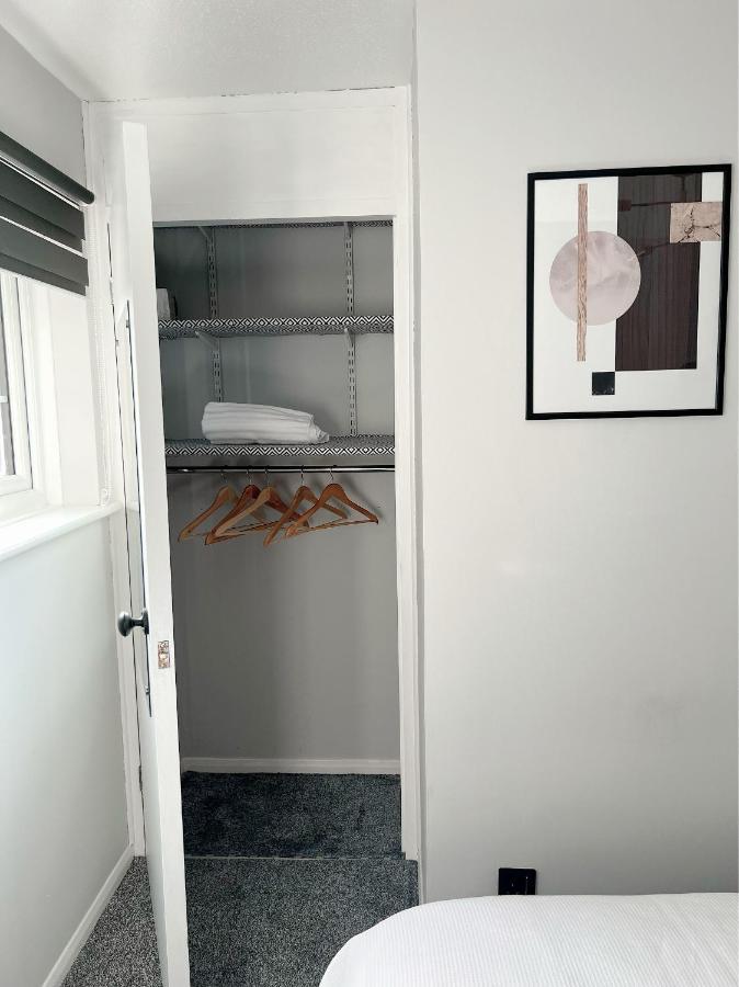 Stunning Apartment In Beckton With Private Entrance London Eksteriør billede