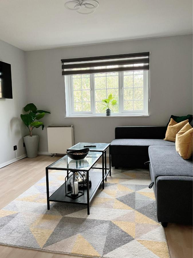 Stunning Apartment In Beckton With Private Entrance London Eksteriør billede