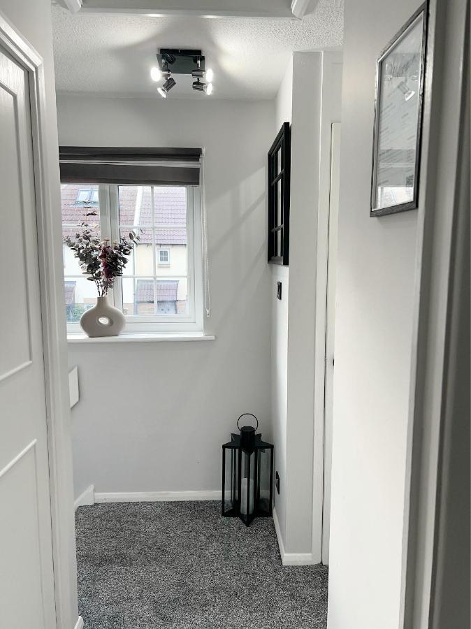 Stunning Apartment In Beckton With Private Entrance London Eksteriør billede