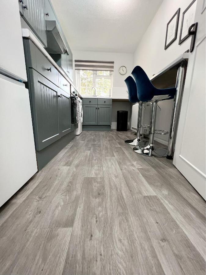 Stunning Apartment In Beckton With Private Entrance London Eksteriør billede